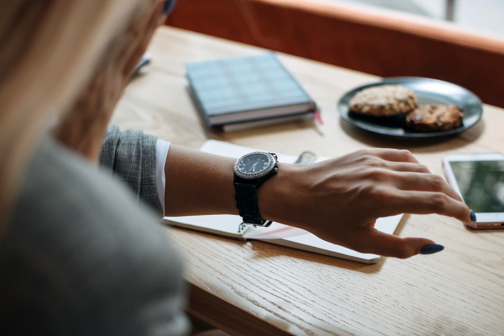 Femme regarde sa montre à un bilan de compétences